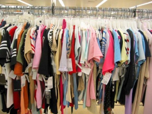Se deschide unul dintre cele mai mari outlet-uri din ţară, cu haine de la 2,9 lei
